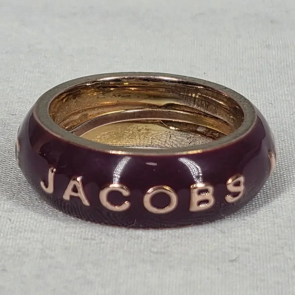 MARC BY MARC JACOBS RARE PURPLE ENAMEL GOLD TONE LOGO RING – SIZE 7